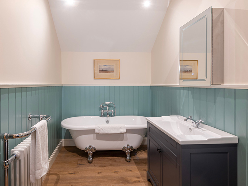 Coach-House-bathroom_Hidden-River-Cabins