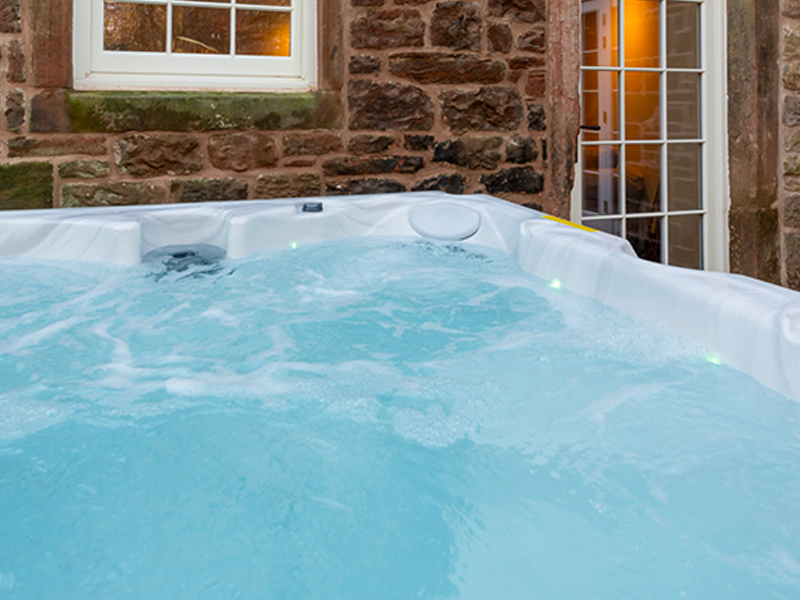 Coach-House_hot-tub-Hidden-River-Cabins